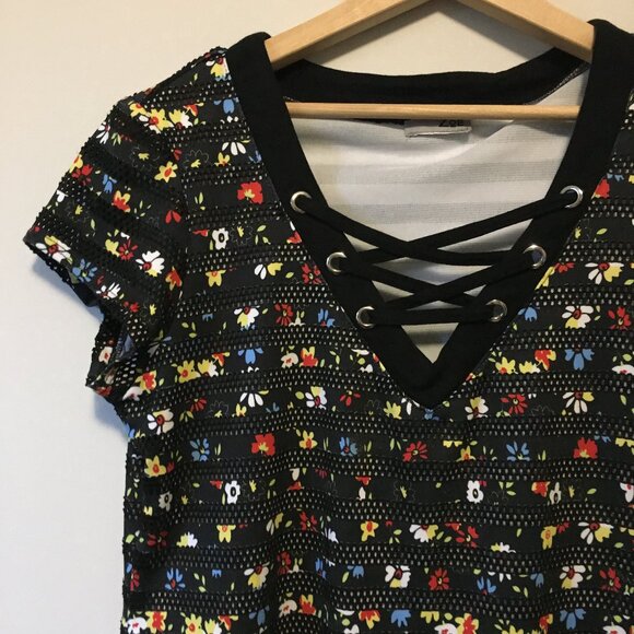 Retro Floral and Mesh Cross Lace Up Tee - Picture 5 of 16